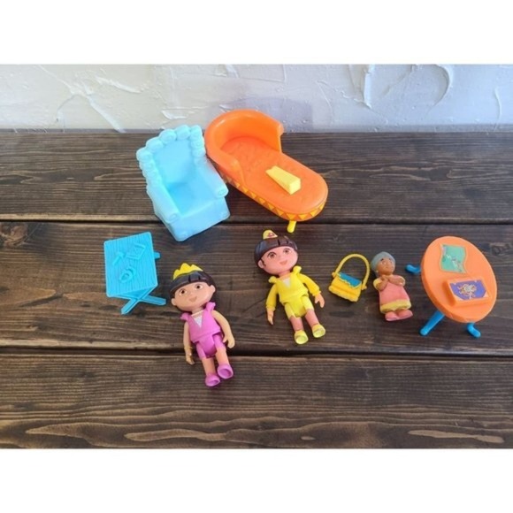 Dora lot - Picture 7 of 9